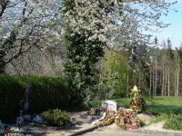 08_Am_Grab_unseres_verstorbenen_Mitglieds_Josef_Buchner_Norbert_Kuehnel