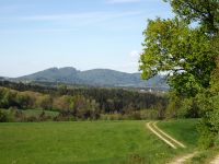 33_Haselbach_und_dahinter_der_markante_dreigipfelige_Gallner_Franz_Tosch