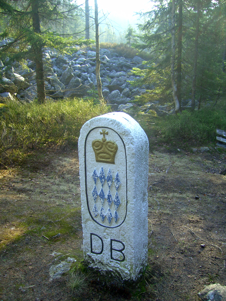 fruehling26 alter grenzstein am buechelbach