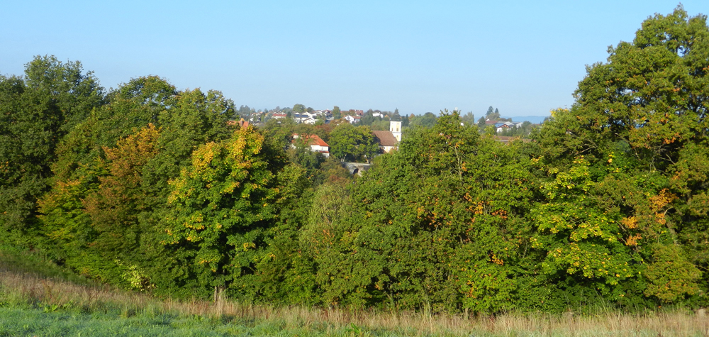 005 herbstliche farben rahmen den historischen ortskern von mitterfels ein  ft