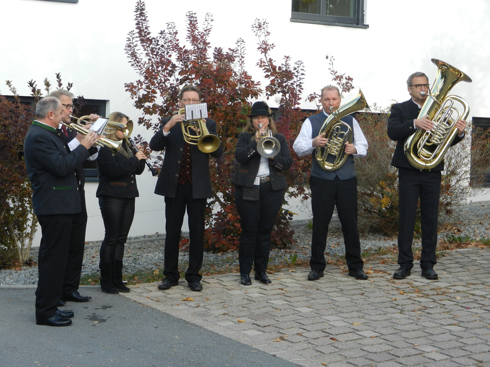 2018 10 21 188 de echten Hoslbecka umrahmen den Bischofsempfang musikalisch