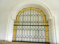 2018_07_17-121-Die-Blindfensterbemalung-gaukelt-Bleiverglasung-vor