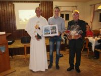 2018_10_06-180--Festabend_Simon-Haas-bedankt-sich-bei-Pfarrer-P-Dominik-und-Prof-Hausberger---ero