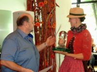 08-Sepp-ueberreicht-die-Sprachwurzel-an-Martina-Schwarzmann
