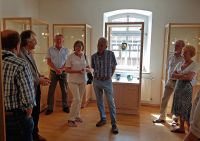 01_Ausstellung-im-Museumsschloesschen-Theresienthal---Fuehrung-durch-den-Kuenstler-Hans-Wudy-selbst