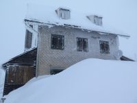 041_das_altehrwuerdige_Rachelschutzhaus_-_von_meterhohen_Schneewehen_umzingelt_2019_01_29_bm
