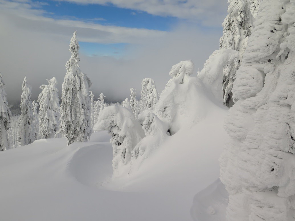 0 Rachelwinter fuer einen Moment gewaehrt der Himmel einen Blick durch die Wolkenmacht