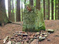 035_Gedenkstein_Adolf_Kaspar_hier_verstorben_-_bedeutender_Maler_und_Ilustrator