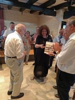 AK_Begegnungsabend_02_Offizielle_Uebergabe_des_Mitterfelser_Magazin_25_stellvertretend_an_Josef_Fendl