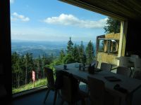 105_Blick_durchs_neue_Panoramafenster_auf_das_alte_Falkensteinschutzhaus