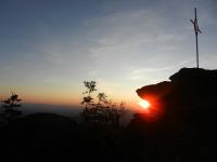 151_Tiefstehende_Sonne_blinselt_durch_Felsloecher