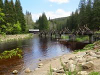 04_An_der_Rechenbruecke_bei_Modrava_wird_Wasser_in_den_Kanal_geleitet