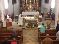 Erntedank03_2020_in_Haselbach_-_Prof_Hausberger_segnet_die_Fruechte_der_Erde