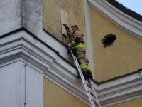 2020_06_10_04_Feuerwehr_im_Turmfalken-Einsatz_-_mit_einem_Brett_wird_Nest_abgesichert