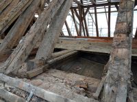 2020_09_23_04_Bekaempfung_des_Hausschwamms_und_Neu-Aufmauern_der_Gesimse_noetig