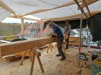 2020_11_04_06_Balken_werden_genauestens_fuer_Einbau_vorbereitet