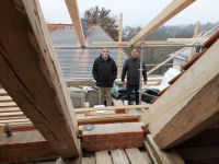 2020_12_01_09_Baubesprechung_ueber_den_Daechern_von_Mitterfels__Pfarrer_Dominik_Daschner_OPraem_und_Architekt_Weny