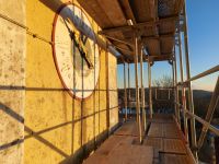 2020_12_31_02_Kurz_vor_Sonnenuntergang_-_warme_Patina_mildert_marode_Uhrbemalung