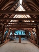 2020_12_31_05_Naechster_Arbeitsschritt_-_Dachstuhl_ueber_dem_Querschiff