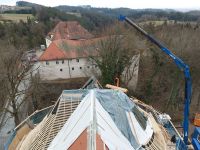 2021_03_23__03_Letzte_Zimmererarbeiten_am_Ostteil_des_Dachstuhls_Blick_zum_Schloss