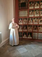 03_Die_Galerie_der_Aebte_im_aeltesten_Teil_des_Klosters__ev
