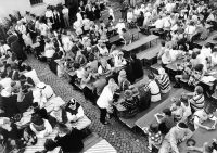 09_Nach_dem_Festzug_fuellte_sich_der_Burghof
