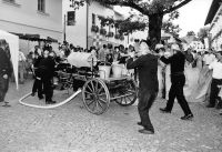 15_Die_Feuerwehr_in_historischen_Uniformen_loeschte_mit_Geraeten_von_anno_dazumal