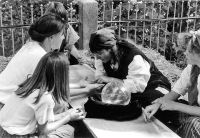 18_Im_Zigeunerlager_wurde_aus_der_Hand_gelesen
