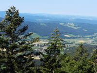 076-Huettensteinfelsen---hoch-ueber-Steinbuehl---dem-Ziel-des-Koetztinger-Pfingstritts---rechts-oben-das-Observatorium-Wettzell---ft