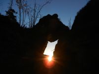 074-Sonne-blinzelt-durchs-Kiesruck-Felsenfenster---ft