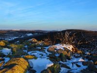 139-Sie-taucht-die-kalten-Felsbloecke-des-Lusen-in-warmes-Licht---bm