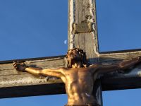 140-den-leidenden-Herrgott-am-Gipfelkreuz-treffen-die-ersten-waemenden-Strahlen---bm