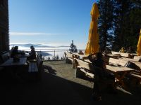 Hiagst19_058_Sonne_tanken_auf_der_Terrasse_des_neuen_Falkenstein-Schutzhauses