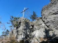 Hiagst19_079_neu_aufgestelltes_Kreuz_am_Grenzkamm_vom_Osser_zum_Zwercheck