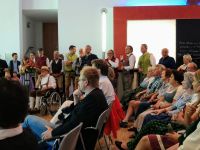 04_D_Zuhoerer_im_Foyer_des_Stadttheaters