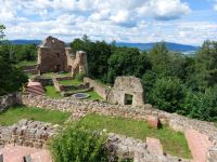 Runding15_Palas_und_davor_die_Zisterne_mit_Quellwasser_vom_Haidstein