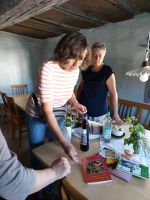 05_Kraeuterexkursion_mit_Gertrud_Graf_-_Kostproben_und_Literatur_in_der_Hien-Soelde