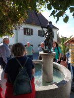 2023_10_03_01_Beginn_der_Fuehrung_am_Moosbacher_Dorfbrunnen
