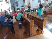 2023_10_03_02_Sehenswertes_der_Kirche_Sankt_Johannes_der_Taeufer_erlaeutert_Elisabeth_Vogl