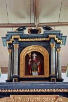 09_Ueber_der_Altargruppe_die_kleine_Figur_des_heiligen_Ulrich