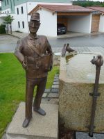 02_Bronzefigur_des_ehemaligen_Postboten_Max_Vogl_am_neuen_Brunnen_in_Ascha_von_Josef_Paleczek___ef_2022_06_07