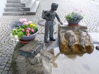 03_Dorfbrunnen_in_Ascha_vor_dem_Haus_der_Begegnung_-_geschaffen_von_Josef_Paleczek_-_fr_2022_06_07