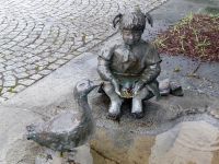 04_Dorfbrunnen_in_Ascha_vor_dem_Haus_der_Begegnung_-_geschaffen_von_Josef_Paleczek_-_fr_2022_06_07