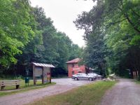 18_Am_ehemaligen_Bahnhof_Mitterfels_-_auf_der_Trasse_zur_frueheren_Kreisstadt_Bogen_sind_heute_Radler_und_Fussgaenger_unterwegs_-_gs_2022_06_25