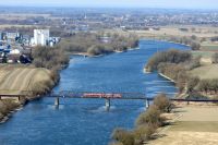 20_Blick_vom_Bogenberg_auf_die_Eisenbahnbruecke_mit_Gaeubodenbahn_-_eine_Verbindung_der_Altlandkreise_Bogen_und_Straubing__nn_2022_03_12