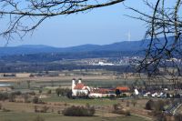 21_Ausblick_vom_Bogenberg_auf_Oberalteich_im_Hintergrund_die_Windraeder_vom_Windpark_Schiederhof-Wiesenfelden__nn_2022_03_12