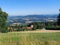 28_Blick_ueber_das_Gallnerkircherl_und_Loitzendorf_auf_die_noerdliche_Landkreisgrenze_mt_2022_07_03
