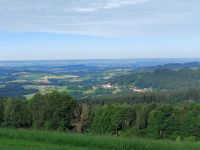 33_von_der_Kostenzer_Strasse_hat_man_einen_grossartigen_Blick_auf_Perasdorf_-mh_2022_07_13