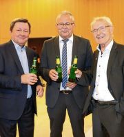 37_Ein_Prosit_auf_den_Landkreis_-_Josef_Laumer_mit_seinen_Vorgaengern_Alfred_Reisinger_links_und_Ingo_Weiss_rechts_-_ab_2022_06_29