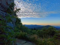 46_Sonnenaufgang_am_Hirschenstein_-_am_Turm_vorbei_geht_der_Blick_zum_Klausenstein_-_ft_2022_07_13